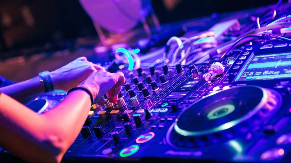 djs